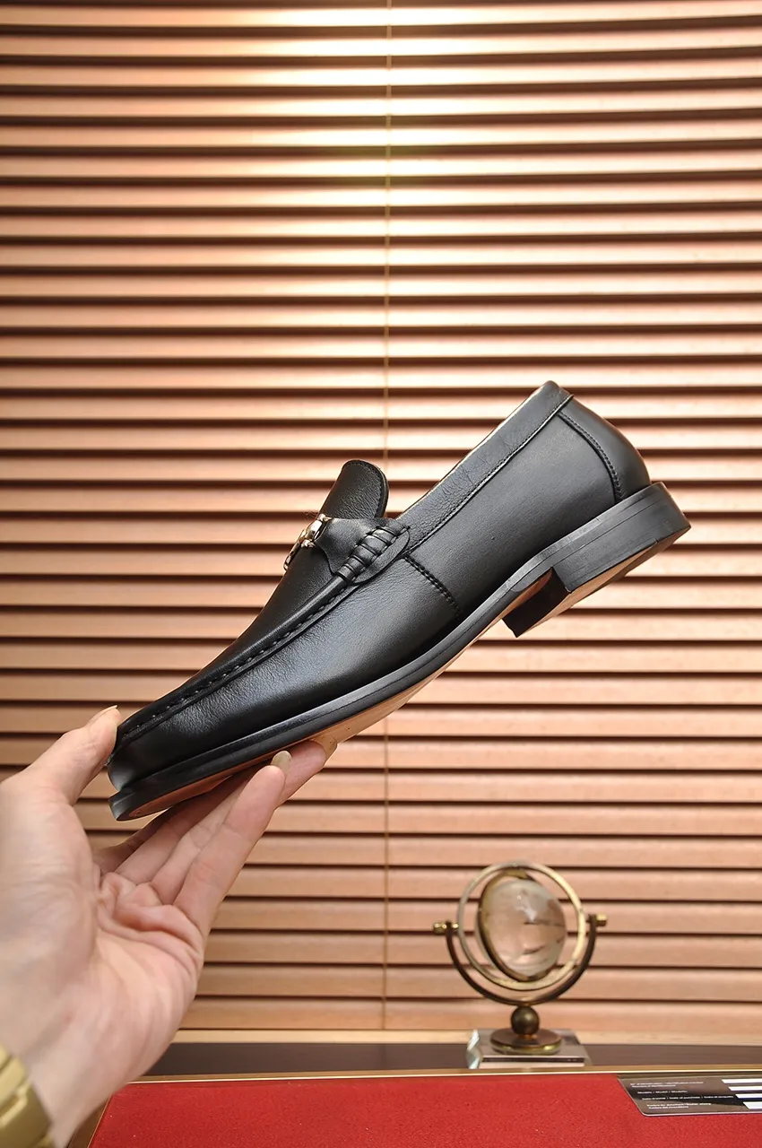 Men's shoes💰560💶Italy's top luxury men's shoe giant (GUCCI) (Gucci) (full cowhide lining) new arrival🍃Original European style🔰 Pleasant to the eye😍In order to make the shoes more durable and non-deformable🌀The production continues to follow traditional methods but there is still no lack of innovation💪Choose original sheepskin for the leather♻️ Smooth and natural And extra bright ⭐Made of imported cowhide, the first choice of rich people 38-45 (45 customized)